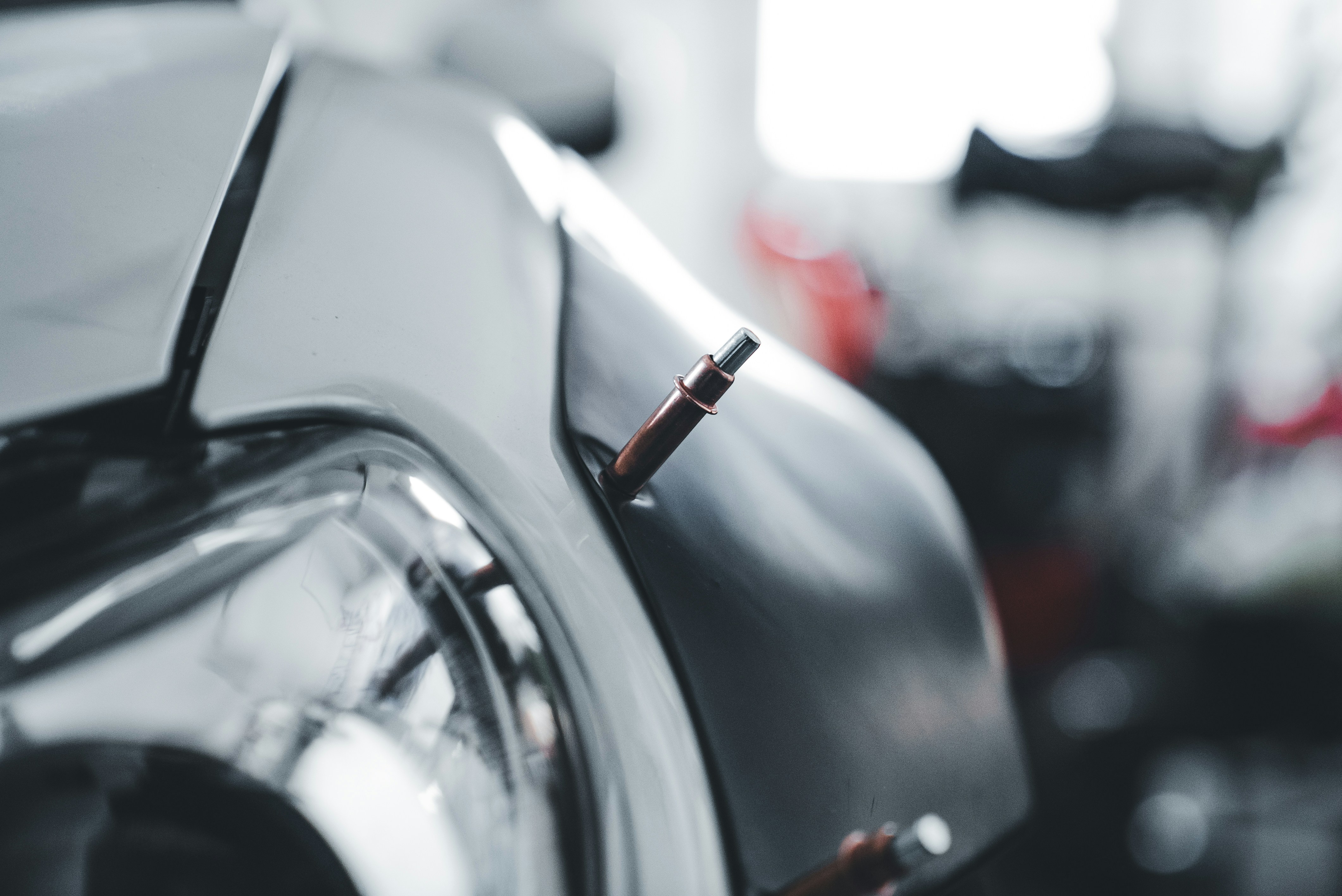 Karosserie eines Fahrzeugs in der Werkstatt als Symbol für Unfallinstandsetzung und präzise Passarbeiten